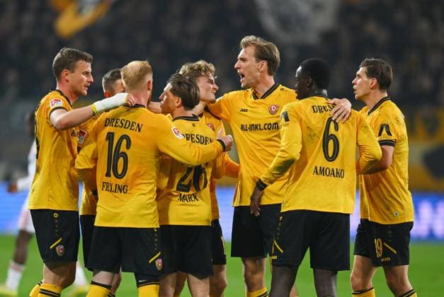 1 1 Goal celebration, Cheers at Dresden, 07 11 2025, Football, GER, Season 2025 2026, 2 Bundesliga, Second League, Matchday 12, Rudolf Harbig Stadium Dresden, SG Dynamo Dresden 1 FC Nürnberg, DFB AND DFL REGULATIONS PROHIBIT ANY USE OF PHOTOGRAPHS as IMAGE SEQUENCES and or QUASI VIDEO,