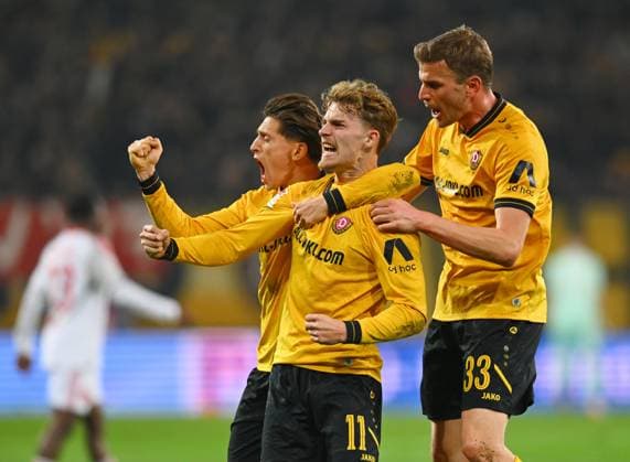 1 1 Goal celebration, cheering at Dresden, goal scorer Dominik Kother, behind Jan Hendrik Marx and on the right Christoph Daferner all Dresden , 07 11 2025, Soccer, GER, Season 2025 2026, 2 Bundesliga, Second League, Matchday 12, Rudolf Harbig Stadion Dresden, SG Dynamo Dresden 1 FC Nürnberg, DFB AND DFL REGULATIONS PROHIBIT ANY USE OF PHOTOGRAPHS AS IMAGE SEQUENCES AND OR QUASI VIDEO,