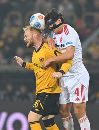 v l Nils Fröling Dresden vs Fabio Gruber Nuremberg , 07 11 2025, Football, GER, Season 2025 2026, 2 Bundesliga, Zweite Liga, Matchday 12, Rudolf Harbig Stadion Dresden, SG Dynamo Dresden 1 FC Nürnberg, DFB AND DFL REGULATIONS PROHIBIT ANY USE OF PHOTOGRAPHS as IMAGE SEQUENCES and or QUASI VIDEO,