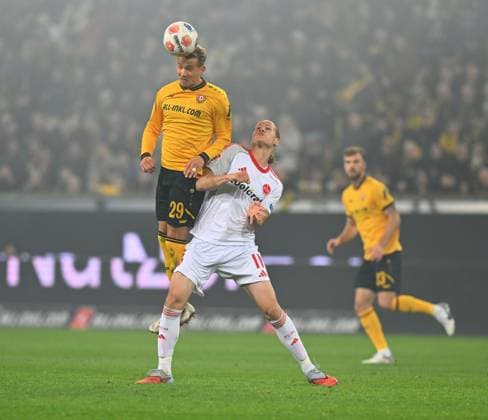 v l Lukas Boeder Dresden vs Artem Stepanov Nuremberg , 07 11 2025, Football, GER, Season 2025 2026, 2 Bundesliga, Zweite Liga, Matchday 12, Rudolf Harbig Stadion Dresden, SG Dynamo Dresden 1 FC Nürnberg, DFB AND DFL REGULATIONS PROHIBIT ANY USE OF PHOTOGRAPHS as IMAGE SEQUENCES and or QUASI VIDEO,