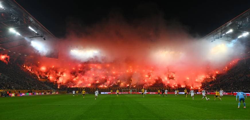 Fire, pyrotechnics, pyro, flares, in the Dresden K Block, Fanblock, Dynamo Fans, 07 11 2025, Football, GER, Season 2025 2026, 2 Bundesliga, Second League, Matchday 12, Rudolf Harbig Stadion Dresden, SG Dynamo Dresden 1 FC Nürnberg, DFB AND DFL REGULATIONS PROHIBIT ANY USE OF PHOTOGRAPHS as IMAGE SEQUENCES and or QUASI VIDEO,