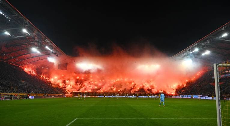 Fire, pyrotechnics, pyro, flares, in the Dresden K Block, Fanblock, Dynamo Fans, 07 11 2025, Football, GER, Season 2025 2026, 2 Bundesliga, Second League, Matchday 12, Rudolf Harbig Stadion Dresden, SG Dynamo Dresden 1 FC Nürnberg, DFB AND DFL REGULATIONS PROHIBIT ANY USE OF PHOTOGRAPHS as IMAGE SEQUENCES and or QUASI VIDEO,