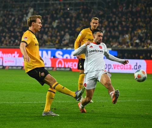 v l Vincent Vermeij Dresden vs Berkay Yilmaz Nuremberg , 07 11 2025, Football, GER, Season 2025 2026, 2 Bundesliga, Zweite Liga, 12 Matchday, Rudolf Harbig Stadion Dresden, SG Dynamo Dresden 1 FC Nürnberg, DFB AND DFL REGULATIONS PROHIBIT ANY USE OF PHOTOGRAPHS as IMAGE SEQUENCES and or QUASI VIDEO,