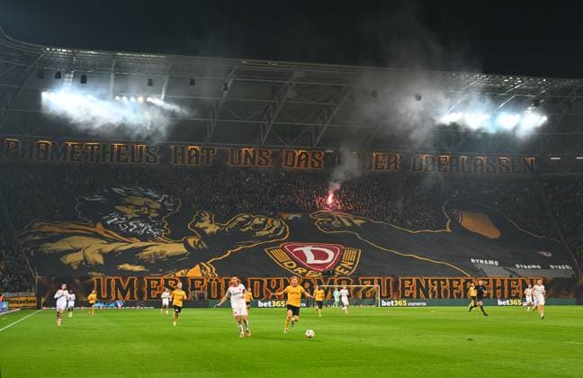 Choreo, Choreography at the start of the match in the Dresden K Block, Fanblock, Dynamo Fans, 07 11 2025, Football, GER, Season 2025 2026, 2 Bundesliga, Second League, Matchday 12, Rudolf Harbig Stadion Dresden, SG Dynamo Dresden 1 FC Nürnberg, DFB AND DFL REGULATIONS PROHIBIT ANY USE OF PHOTOGRAPHS as IMAGE SEQUENCES and or QUASI VIDEO,