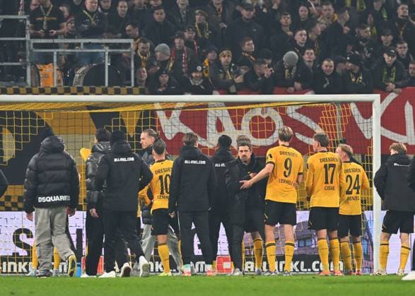 the Dresden team after the match in front of their fans, front center coach Thomas Stamm Dresden , 07 11 2025, Soccer, GER, Season 2025 2026, 2 Bundesliga, Second League, Matchday 12, Rudolf Harbig Stadion Dresden, SG Dynamo Dresden 1 FC Nürnberg, DFB AND DFL REGULATIONS PROHIBIT ANY USE OF PHOTOGRAPHS as IMAGE SEQUENCES and or QUASI VIDEO,