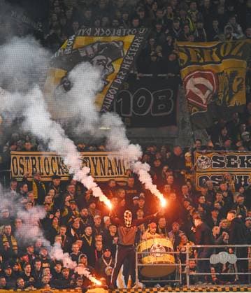 Fire, pyrotechnics, pyro, flares, in the Dresden K Block, Fanblock, Dynamo Fans, 07 11 2025, Football, GER, Season 2025 2026, 2 Bundesliga, Second League, Matchday 12, Rudolf Harbig Stadion Dresden, SG Dynamo Dresden 1 FC Nürnberg, DFB AND DFL REGULATIONS PROHIBIT ANY USE OF PHOTOGRAPHS as IMAGE SEQUENCES and or QUASI VIDEO,