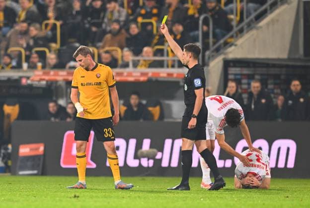 Referee Eric Weisbach shows Christoph Daferner Dresden the yellow card, 07 11 2025, Football, GER, Season 2025 2026, 2 Bundesliga, Second League, Matchday 12, Rudolf Harbig Stadion Dresden, SG Dynamo Dresden 1 FC Nürnberg, DFB AND DFL REGULATIONS PROHIBIT ANY USE OF PHOTOGRAPHS AS IMAGE SEQUENCES AND OR QUASI VIDEO,