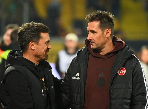 v l Coach Thomas Stamm Dresden with Coach Miroslav Klose Nuremberg , 07 11 2025, Football, GER, Season 2025 2026, 2 Bundesliga, Zweite Liga, 12 Matchday, Rudolf Harbig Stadion Dresden, SG Dynamo Dresden 1 FC Nürnberg, DFB AND DFL REGULATIONS PROHIBIT ANY USE OF PHOTOGRAPHS as IMAGE SEQUENCES and or QUASI VIDEO,