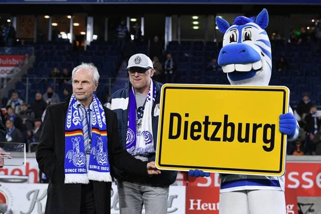Soccer 3 Liga 14 Matchday MSV Duisburg SV Waldhof Mannheim on 07 11 2025 in the Schauinsland Reisen Arena in Duisburg Bernard Ennatz Dietz, left Sören Link Lord Mayor Duisburg , center Ennatz mascot Duisburg , right holding a sign with the inscription high Dietzburg DFB regulations prohibit any use of photographs as image sequences and or quasi video xRx