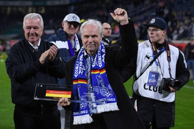 Fußball 3 Liga 14 Spieltag MSV Duisburg SV Waldhof Mannheim am 07 11 2025 in der Schauinsland Reisen Arena in Duisburg Bernard Ennatz Dietz am 07 11 2025 im Rahmen des DFB Bundestages zum Ehrenspielführer der deutschen Nationalmannschaft ernannt worden DFB regulations prohibit any use of photographs as image sequences and or quasi video xRx