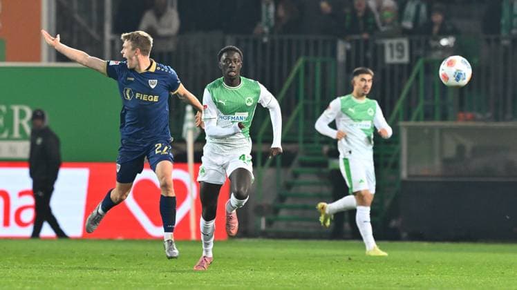07 11 2025 Soccer Season 2025 2026 2 Soccer Bundesliga 12 Matchday SpVgg Greuther Fürth Kleeblatt Preußen Münster Sportfoto Zink xwoxzix DFL regulations prohibit any use of photographs as image sequences and or quasi video only for editorial use Niko Koulis 24, Preußen Münster Omar Sillah 42, SpVgg Greuther Fürth