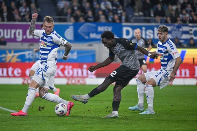 Alexander Hahn MSV Duisburg , Kennedy Okpala Waldhof Mannheim , Tobias Fleckstein MSV Duisburg , v li 07 11 2025, Soccer, 3 Liga, Saison 2025 26, 14 Spieltag, MSV Duisburg SV Waldhof Mannheim 2 1 DFB regulations prohibit any use of photographs as image sequences and or quasi video Duisburg Schauinsland Reisen Arena Nordrhein Westfalen Germany Team2