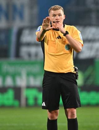 07 11 2025 Soccer Season 2025 2026 2 Soccer Bundesliga 12 Matchday SpVgg Greuther Fürth Kleeblatt Preußen Münster Sportfoto Zink MeZi xmexzix DFL regulations prohibit any use of photographs as image sequences and or quasi video only for editorial use Timo Gansloweit Referee