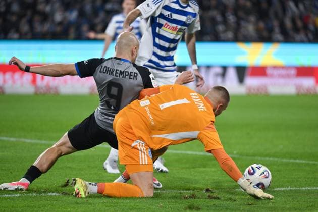 Goalkeeper Maximilian Braune MSV Duisburg , Felix Lohkemper Waldhof Mannheim , v re 07 11 2025, Soccer, 3 Liga, Season 2025 26, 14 Matchday, MSV Duisburg SV Waldhof Mannheim 2 1 DFB regulations prohibit any use of photographs as image sequences and or quasi video Duisburg Schauinsland Reisen Arena Nordrhein Westfalen Germany Team2