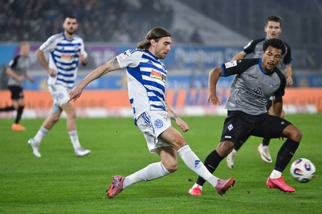 Joshua Bitter MSV Duisburg , Samuel Abifade Waldhof Mannheim , v li 07 11 2025, Football, 3 Liga, Saison 2025 26, 14 Spieltag, MSV Duisburg SV Waldhof Mannheim 2 1 DFB regulations prohibit any use of photographs as image sequences and or quasi video Duisburg Schauinsland Reisen Arena Nordrhein Westfalen Germany Team2