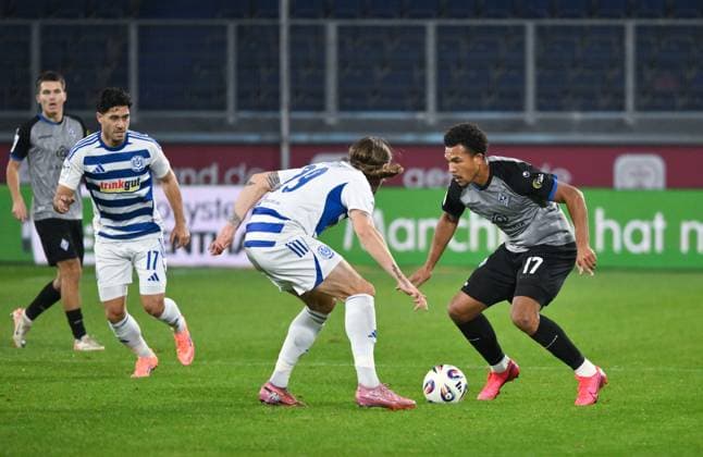 Samuel Abifade Waldhof Mannheim , Joshua Bitter MSV Duisburg , Mert Göckan MSV Duisburg , v re 07 11 2025, Football, 3 Liga, Saison 2025 26, 14 Spieltag, MSV Duisburg SV Waldhof Mannheim 2 1 DFB regulations prohibit any use of photographs as image sequences and or quasi video Duisburg Schauinsland Reisen Arena Nordrhein Westfalen Germany Team2