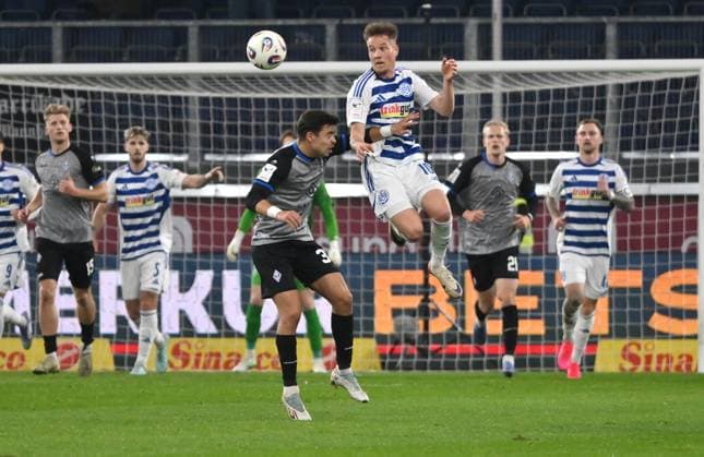 Christian Viet MSV Duisburg , re , vs Masca Waldhof Mannheim 07 11 2025, Soccer, 3 Liga, Season 2025 26, 14 Matchday, MSV Duisburg SV Waldhof Mannheim 2 1 DFB regulations prohibit any use of photographs as image sequences and or quasi video Duisburg Schauinsland Reisen Arena Nordrhein Westfalen Germany Team2