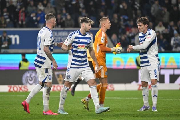 Alexander Hahn MSV Duisburg , Tobias Fleckstein MSV Duisburg , Goalkeeper Maximilian Braune MSV Duisburg , Tim Heike MSV Duisburg , v li 07 11 2025, Football, 3 Liga, Saison 2025 26, 14 Spieltag, MSV Duisburg SV Waldhof Mannheim 2 1 DFB regulations prohibit any use of photographs as image sequences and or quasi video Duisburg Schauinsland Reisen Arena Nordrhein Westfalen Germany Team2