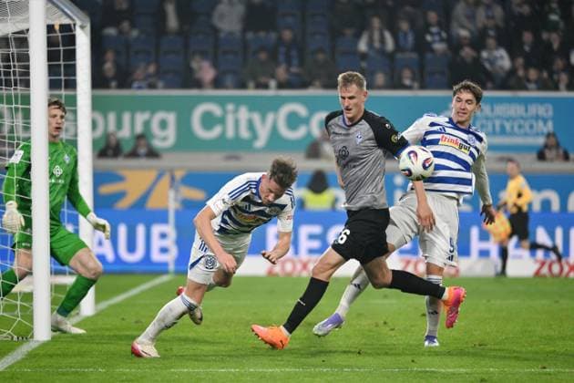 Goalkeeper Thijmen Nijhuis Waldhof Mannheim , Christian Viet MSV Duisburg , Niklas Hoffmann Waldhof Mannheim , Tim Heike MSV Duisburg , v li 07 11 2025, Soccer, 3 Liga, Season 2025 26, 14 Matchday, MSV Duisburg SV Waldhof Mannheim 2 1 DFB regulations prohibit any use of photographs as image sequences and or quasi video Duisburg Schauinsland Reisen Arena Nordrhein Westfalen Germany Team2