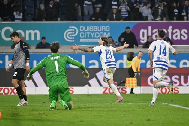 Jubel 2 0 Joshua Bitter MSV Duisburg , Conor Noß MSV Duisburg , f li , left goalkeeper Thijmen Nijhuis Waldhof Mannheim , Masca Waldhof Mannheim 07 11 2025, Soccer, 3 Liga, Season 2025 26, 14 Matchday, MSV Duisburg SV Waldhof Mannheim 2 1 DFB regulations prohibit any use of photographs as image sequences and or quasi video Duisburg Schauinsland Reisen Arena Nordrhein Westfalen Germany Team2