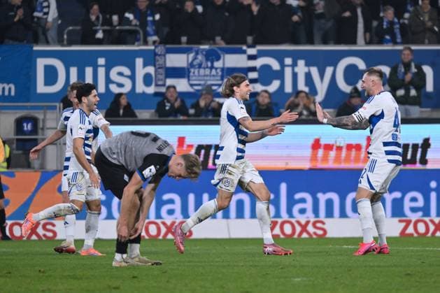 Jubel 2 0, v re , Alexander Hahn MSV Duisburg , Joshua Bitter MSV Duisburg , Mert Göckan MSV Duisburg 07 11 2025, Fußball, 3 Liga, Saison 2025 26, 14 Spieltag, MSV Duisburg SV Waldhof Mannheim 2 1 DFB regulations prohibit any use of photographs as image sequences and or quasi video Duisburg Schauinsland Reisen Arena Nordrhein Westfalen Germany Team2