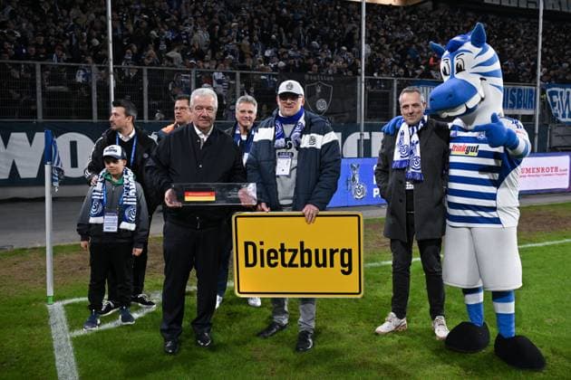 Bernard Dietz was named honorary captain of the German national team by the DFB, Peter Frymuth DFB Vice President , Duisburg Mayor Sören Link, Christian Stiefelhagen CEO MSV Duisburg and MSV mascot Ennatz, from left , accepted the honor 07 11 2025, Football, 3 Liga, Season 2025 26, 14 Matchday, MSV Duisburg SV Waldhof Mannheim 2 1 DFB regulations prohibit any use of photographs as image sequences and or quasi video Duisburg Schauinsland Reisen Arena Nordrhein Westfalen Germany Team2