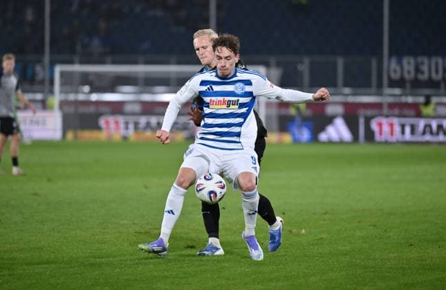 Tim Heike MSV Duisburg , front, against Julian Rieckmann Waldhof Mannheim 07 11 2025, Soccer, 3 Liga, Season 2025 26, Matchday 14, MSV Duisburg SV Waldhof Mannheim 2 1 DFB regulations prohibit any use of photographs as image sequences and or quasi video Duisburg Schauinsland Reisen Arena Nordrhein Westfalen Germany Team2