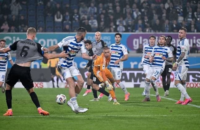 Alexander Hahn MSV Duisburg , Joshua Bitter MSV Duisburg , Goalkeeper Maximilian Braune MSV Duisburg , front v re , in action in penalty area 07 11 2025, Soccer, 3 Liga, Season 2025 26, Matchday 14, MSV Duisburg SV Waldhof Mannheim 2 1 DFB regulations prohibit any use of photographs as image sequences and or quasi video Duisburg Schauinsland Reisen Arena Nordrhein Westfalen Germany Team2