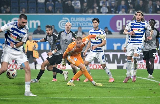 Joshua Bitter MSV Duisburg , Mert Göckan MSV Duisburg , Goalkeeper Maximilian Braune MSV Duisburg , Masca Waldhof Mannheim , front v re , Action in penalty area 07 11 2025, Soccer, 3 Liga, Season 2025 26, Matchday 14, MSV Duisburg SV Waldhof Mannheim 2 1 DFB regulations prohibit any use of photographs as image sequences and or quasi video Duisburg Schauinsland Reisen Arena Nordrhein Westfalen Germany Team2