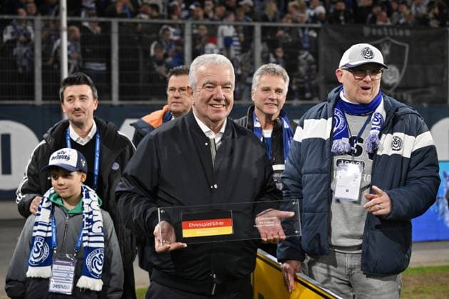 Peter Frymuth DFB Vice President presented the award for Barnard Dietz as honorary captain of the German national team, right Duisburg Mayor Sören Link 07 11 2025, Football, 3 Liga, Season 2025 26, 14 Matchday, MSV Duisburg SV Waldhof Mannheim 2 1 DFB regulations prohibit any use of photographs as image sequences and or quasi video Duisburg Schauinsland Reisen Arena Nordrhein Westfalen Germany Team2