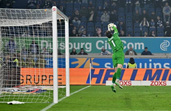 Goalkeeper Thijmen Nijhuis Waldhof Mannheim in action 07 11 2025, Soccer, 3 Liga, Season 2025 26, 14 Matchday, MSV Duisburg SV Waldhof Mannheim 2 1 DFB regulations prohibit any use of photographs as image sequences and or quasi video Duisburg Schauinsland Reisen Arena Nordrhein Westfalen Germany Team2