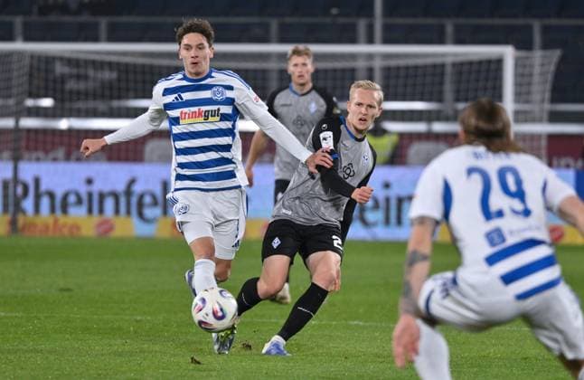 Tim Heike MSV Duisburg , Julian Rieckmann Waldhof Mannheim , v li 07 11 2025, Soccer, 3 Liga, Saison 2025 26, 14 Spieltag, MSV Duisburg SV Waldhof Mannheim 2 1 DFB regulations prohibit any use of photographs as image sequences and or quasi video Duisburg Schauinsland Reisen Arena Nordrhein Westfalen Germany Team2