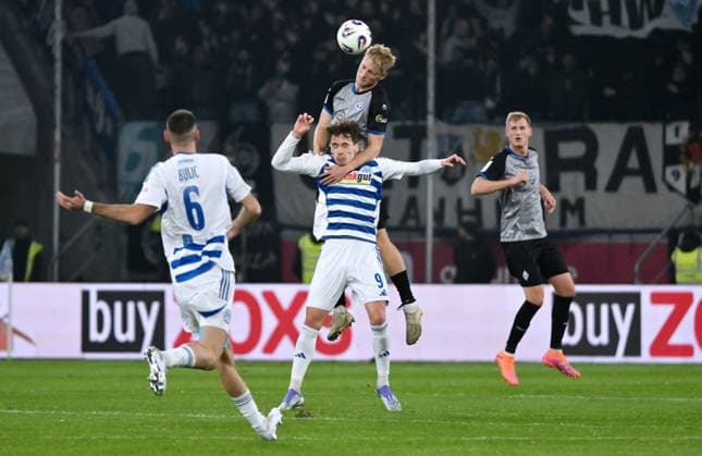 Malte Karbstein Waldhof Mannheim , above, in header duel against Tim Heike MSV Duisburg 07 11 2025, Soccer, 3 Liga, Season 2025 26, Matchday 14, MSV Duisburg SV Waldhof Mannheim 2 1 DFB regulations prohibit any use of photographs as image sequences and or quasi video Duisburg Schauinsland Reisen Arena Nordrhein Westfalen Germany Team2