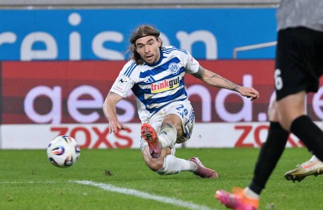 Joshua Bitter MSV Duisburg scores the goal with this shot to 2 0 07 11 2025, Football, 3 Liga, Saison 2025 26, 14 Spieltag, MSV Duisburg SV Waldhof Mannheim 2 1 DFB regulations prohibit any use of photographs as image sequences and or quasi video Duisburg Schauinsland Reisen Arena Nordrhein Westfalen Germany Team2