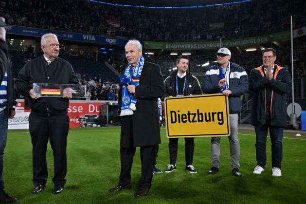 Bernard Dietz was named honorary captain of the German national team by the DFB, left Peter Frymuth DFB Vice President 07 11 2025, Football, 3 Liga, Season 2025 26, 14 Matchday, MSV Duisburg SV Waldhof Mannheim 2 1 DFB regulations prohibit any use of photographs as image sequences and or quasi video Duisburg Schauinsland Reisen Arena Nordrhein Westfalen Germany Team2