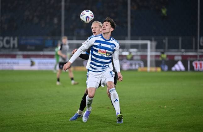 Tim Heike MSV Duisburg , front, against Julian Rieckmann Waldhof Mannheim 07 11 2025, Soccer, 3 Liga, Season 2025 26, 14 Matchday, MSV Duisburg SV Waldhof Mannheim 2 1 DFB regulations prohibit any use of photographs as image sequences and or quasi video Duisburg Schauinsland Reisen Arena Nordrhein Westfalen Germany Team2