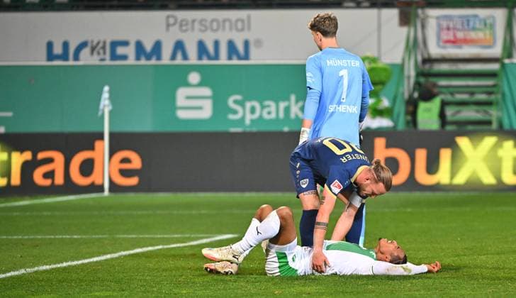 07 11 2025 Soccer Season 2025 2026 2 Soccer Bundesliga 12 Matchday SpVgg Greuther Fürth Kleeblatt Preußen Münster Sportfoto Zink MeZi xmexzix DFL regulations prohibit any use of photographs as image sequences and or quasi video only for editorial use David Abrangao 40, SpVgg Greuther Fürth battered on the ground Jorrit Hendrix 20, Preußen Münster with him Fairness Fair play