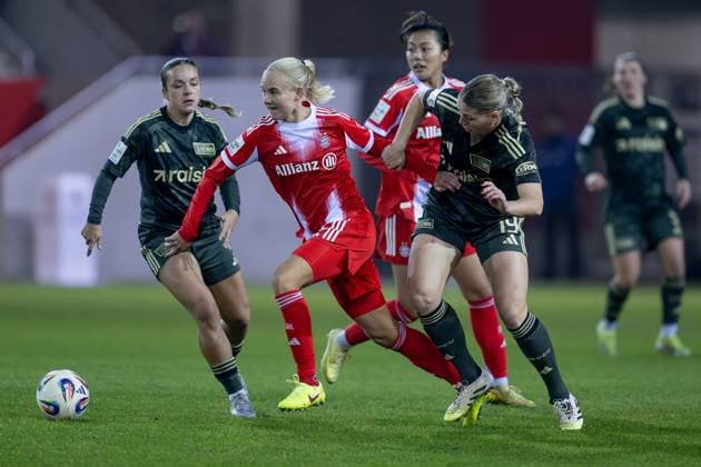 Fight for the ball duel between Pernille Harder FC Bayern Muenchen Frauen, 21 and Samantha Steuerwald 1 FC Union Berlin, 19 GER, FC Bayern Muenchen Frauen vs 1 FC Union Berlin, Football, Google Pixel Womens Bundesliga, Matchday 10, Season 2025 2026, 07 11 2025 DFL DFB REGULATIONS PROHIBIT ANY USE OF PHOTOGRAPHS as IMAGE SEQUENCES and or QUASI VIDEO GER, FC Bayern Muenchen Frauen vs 1 FC Union Berlin, Football, Google Pixel Frauen Bundesliga, 10 Spieltag, Saison 2025 2026, 07 11 2025 Muenchen Copyright: xEibner-Pressefoto HeikexFeinerx EP_HFR