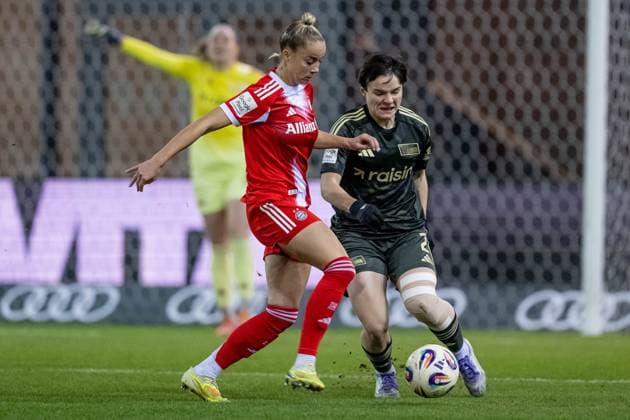 Fight for the ball duel between Giulia Gwinn FC Bayern Muenchen Frauen, 07 and Tomke Schneider 1 FC Union Berlin, 02 GER, FC Bayern Muenchen Frauen vs 1 FC Union Berlin, Football, Google Pixel Frauen Bundesliga, 10 Matchday, Season 2025 2026, 07 11 2025 DFL DFB REGULATIONS PROHIBIT ANY USE OF PHOTOGRAPHS as IMAGE SEQUENCES and or QUASI VIDEO GER, FC Bayern Muenchen Frauen vs 1 FC Union Berlin, Football, Google Pixel Frauen Bundesliga, 10 Spieltag, Saison 2025 2026, 07 11 2025 Muenchen Copyright: xEibner-Pressefoto HeikexFeinerx EP_HFR