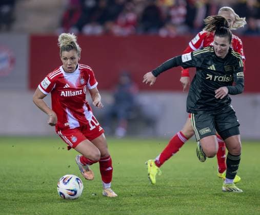 Linda Dallmann FC Bayern Muenchen Frauen, 10 vor Katja Orschmann 1 FC Union Berlin, 05 GER, FC Bayern Muenchen Frauen vs 1 FC Union Berlin, Fußball, Google Pixel Frauen Bundesliga, 10 Spieltag, Saison 2025 2026, 07 11 2025 DFL DFB REGULATIONS PROHIBIT ANY USE OF PHOTOGRAPHS as IMAGE SEQUENCES and or QUASI VIDEO GER, FC Bayern Muenchen Frauen vs 1 FC Union Berlin, Football, Google Pixel Frauen Bundesliga, 10 Spieltag, Saison 2025 2026, 07 11 2025 Muenchen Copyright: xEibner-Pressefoto HeikexFeinerx EP_HFR
