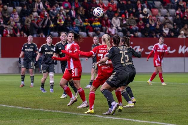 Jovana Damnjanovic FC Bayern Muenchen Frauen, 09 and Pernille Harder FC Bayern Muenchen Frauen, 21 fighting for the ball with Anna Weiss 1 FC Union Berlin, 21 and Katja Orschmann 1 FC Union Berlin, 05 GER, FC Bayern Muenchen Frauen vs 1 FC Union Berlin, Soccer, Google Pixel Frauen Bundesliga, 10 Matchday, Season 2025 2026, 07 11 2025 DFL DFB REGULATIONS PROHIBIT ANY USE OF PHOTOGRAPHS as IMAGE SEQUENCES and or QUASI VIDEO GER, FC Bayern Muenchen Frauen vs 1 FC Union Berlin, Football, Google Pixel Frauen Bundesliga, 10 Matchday, Season 2025 2026, 07 11 2025 Muenchen Copyright: xEibner-Pressefoto HeikexFeinerx EP_HFR