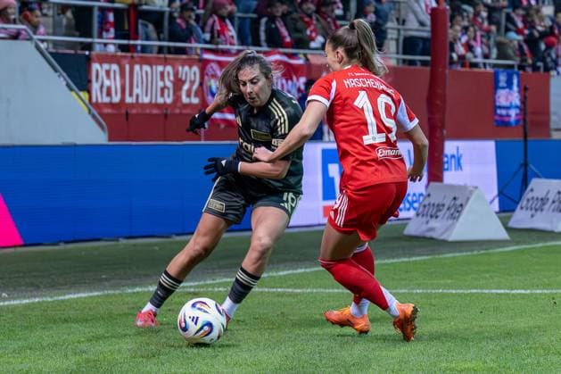 Fight for the ball duel between Marina Georgieva 1 FC Union Berlin, 16 and Katharina Naschenweng FC Bayern Muenchen Frauen, 19 GER, FC Bayern Muenchen Frauen vs 1 FC Union Berlin, Football, Google Pixel Womens Bundesliga, Matchday 10, Season 2025 2026, 07 11 2025 DFL DFB REGULATIONS PROHIBIT ANY USE OF PHOTOGRAPHS as IMAGE SEQUENCES and or QUASI VIDEO GER, FC Bayern Muenchen Frauen vs 1 FC Union Berlin, Football, Google Pixel Frauen Bundesliga, 10 Spieltag, Saison 2025 2026, 07 11 2025 Muenchen Copyright: xEibner-Pressefoto HeikexFeinerx EP_HFR