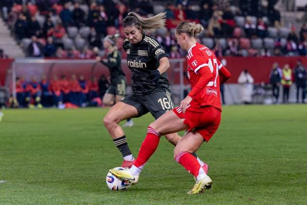 Fight for the ball duel between Marina Georgieva 1 FC Union Berlin, 16 and Klara Buehl FC Bayern Muenchen Frauen, 17 GER, FC Bayern Muenchen Frauen vs 1 FC Union Berlin, Football, Google Pixel Womens Bundesliga, Matchday 10, Season 2025 2026, 07 11 2025 DFL DFB REGULATIONS PROHIBIT ANY USE OF PHOTOGRAPHS as IMAGE SEQUENCES and or QUASI VIDEO GER, FC Bayern Muenchen Frauen vs 1 FC Union Berlin, Football, Google Pixel Frauen Bundesliga, 10 Spieltag, Saison 2025 2026, 07 11 2025 Muenchen Copyright: xEibner-Pressefoto HeikexFeinerx EP_HFR