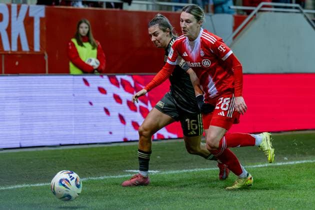 Battle for the ball duel between Marina Georgieva 1 FC Union Berlin, 16 and Barbara Dunst FC Bayern Muenchen Frauen, 28 GER, FC Bayern Muenchen Frauen vs 1 FC Union Berlin, Football, Google Pixel Womens Bundesliga, Matchday 10, Season 2025 2026, 07 11 2025 DFL DFB REGULATIONS PROHIBIT ANY USE OF PHOTOGRAPHS as IMAGE SEQUENCES and or QUASI VIDEO GER, FC Bayern Muenchen Frauen vs 1 FC Union Berlin, Football, Google Pixel Frauen Bundesliga, 10 Spieltag, Saison 2025 2026, 07 11 2025 Muenchen Copyright: xEibner-Pressefoto HeikexFeinerx EP_HFR