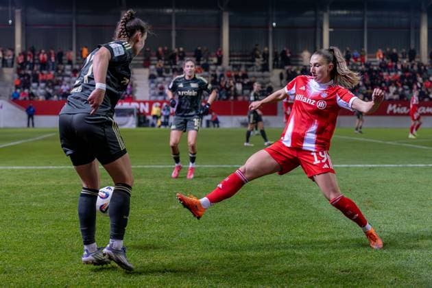 Anna Weiss 1 FC Union Berlin, 21 vs Katharina Naschenweng FC Bayern Muenchen Frauen, 19 GER, FC Bayern Muenchen Frauen vs 1 FC Union Berlin, Fußball, Google Pixel Frauen Bundesliga, 10 Spieltag, Saison 2025 2026, 07 11 2025 DFL DFB REGULATIONS PROHIBIT ANY USE OF PHOTOGRAPHS as IMAGE SEQUENCES and or QUASI VIDEO GER, FC Bayern Muenchen Frauen vs 1 FC Union Berlin, Football, Google Pixel Frauen Bundesliga, 10 Spieltag, Saison 2025 2026, 07 11 2025 Muenchen Copyright: xEibner-Pressefoto HeikexFeinerx EP_HFR
