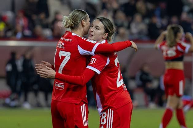 Hug from Klara Buehl FC Bayern Muenchen Frauen, 17 with Barbara Dunst FC Bayern Muenchen Frauen, 28 after the end of the match GER, FC Bayern Muenchen Frauen vs 1 FC Union Berlin, Football, Google Pixel Frauen Bundesliga, 10 Matchday, Season 2025 2026, 07 11 2025 DFL DFB REGULATIONS PROHIBIT ANY USE OF PHOTOGRAPHS as IMAGE SEQUENCES and or QUASI VIDEO GER, FC Bayern Muenchen Frauen vs 1 FC Union Berlin, Football, Google Pixel Frauen Bundesliga, 10 Spieltag, Saison 2025 2026, 07 11 2025 Muenchen Copyright: xEibner-Pressefoto HeikexFeinerx EP_HFR