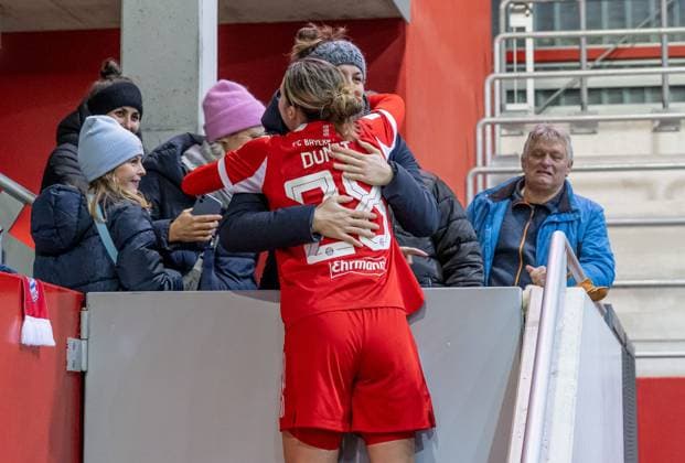Barbara Dunst FC Bayern Muenchen Frauen, 28 during a hug after the match GER, FC Bayern Muenchen Frauen vs 1 FC Union Berlin, Soccer, Google Pixel Women Bundesliga, Matchday 10, Season 2025 2026, 07 11 2025 DFL DFB REGULATIONS PROHIBIT ANY USE OF PHOTOGRAPHS as IMAGE SEQUENCES and or QUASI VIDEO GER, FC Bayern Muenchen Frauen vs 1 FC Union Berlin, Football, Google Pixel Frauen Bundesliga, 10 Spieltag, Saison 2025 2026, 07 11 2025 Muenchen Copyright: xEibner-Pressefoto HeikexFeinerx EP_HFR
