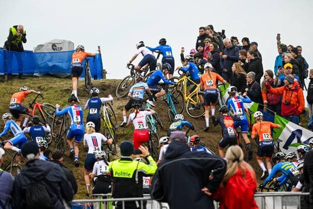 2025 UEC Cyclo-Cross EC - Women Juniors MIDDELKERKE, BELGIUM - NOVEMBER 08 : Illustration picture riders in action during the 2025 UEC Cyclo-Cross European Championships for Women Juniors on November 08, 2025 in Middelkerke, Belgium, 08 11 2025 Middelkerke Belgium  Copyright: xNicoxVereeckenx