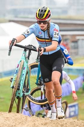 2025 UEC Cyclo-Cross EC - Women Juniors MIDDELKERKE, BELGIUM - NOVEMBER 08 : Peeters Zita (BEL) in action during the 2025 UEC Cyclo-Cross European Championships for Women Juniors on November 08, 2025 in Middelkerke, Belgium, 08 11 2025 Middelkerke Belgium  Copyright: xNicoxVereeckenx