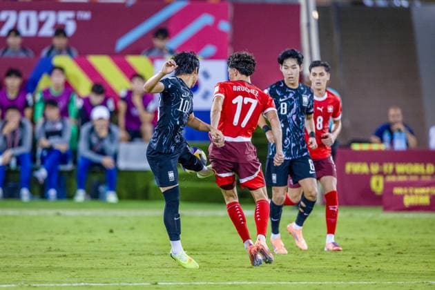 Football FIFA U17 World Cup Qatar 2025 Switzerland vs South Korea Group F Match 36 Kim Yegeon South Korea, 10 Ethan Bruchez Switzerland, 17 Kim Jisung South Korea, 8 Nico Lazri Switzerland, 8 Copyright: xRedhaxHosnixSegganix